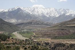 Image du Maroc Professionnelle de  Un peu plus loin d'Agnoul en direction de Lemdinates on découvre de splendides villages berbères au pieds du Haut Atlas, cette région enclavé dispose de paysages verdoyant alliant verdure et montagne enneigée dans les montagnes de la région au Sud de Marrakech. Mardi 14 Mars 2006. (Photo / Abdeljalil Bounhar)
 